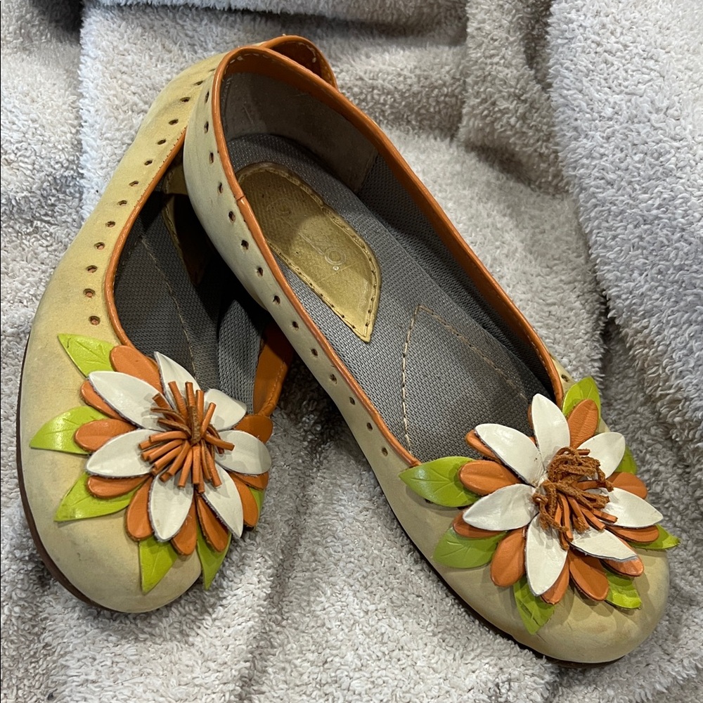 Vintage PAZZO Beige and Orange Floral Flats Leather Upper Sz 6M